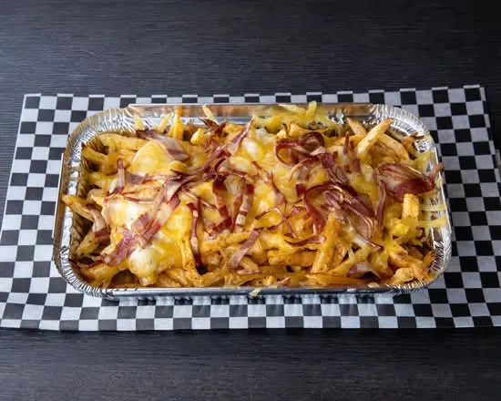 Bandeja de patatas Cheesy & Bacon con queso fundido y bacon halal