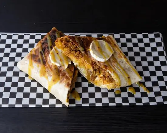 Taco Cabramel con marcas de plancha, gratinado con rodajas de queso de cabra y cebolla caramelizada