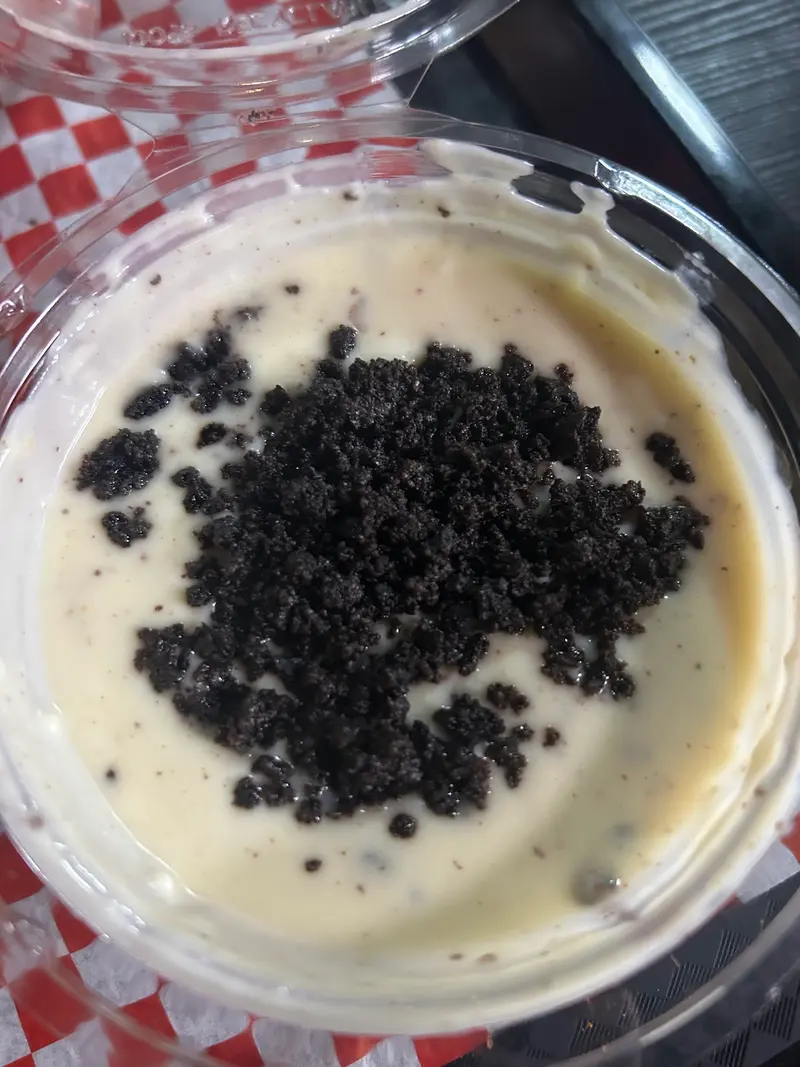 Tarta de Oreo casera vista de cerca, con crema y galleta desmigada por encima
